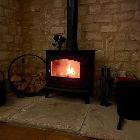 Cosy Cotswold Lodge By Your Home Here - Summer Sale For 3 Plus Nights - Ideal For Families With Log-Burner, Spa, Private Parking And Heated Swimming Pools Ashton Keynes Eksteriør billede