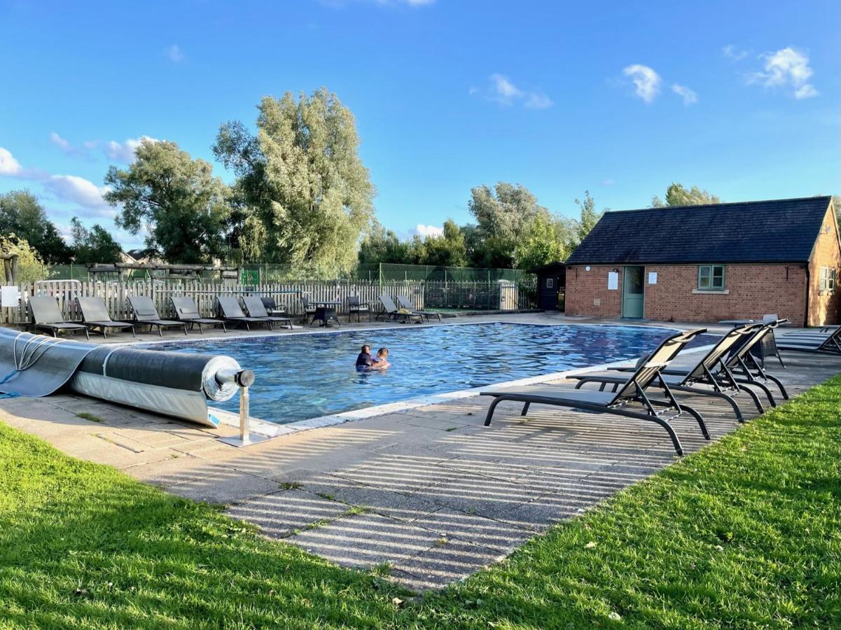 Cosy Cotswold Lodge By Your Home Here - Summer Sale For 3 Plus Nights - Ideal For Families With Log-Burner, Spa, Private Parking And Heated Swimming Pools Ashton Keynes Eksteriør billede
