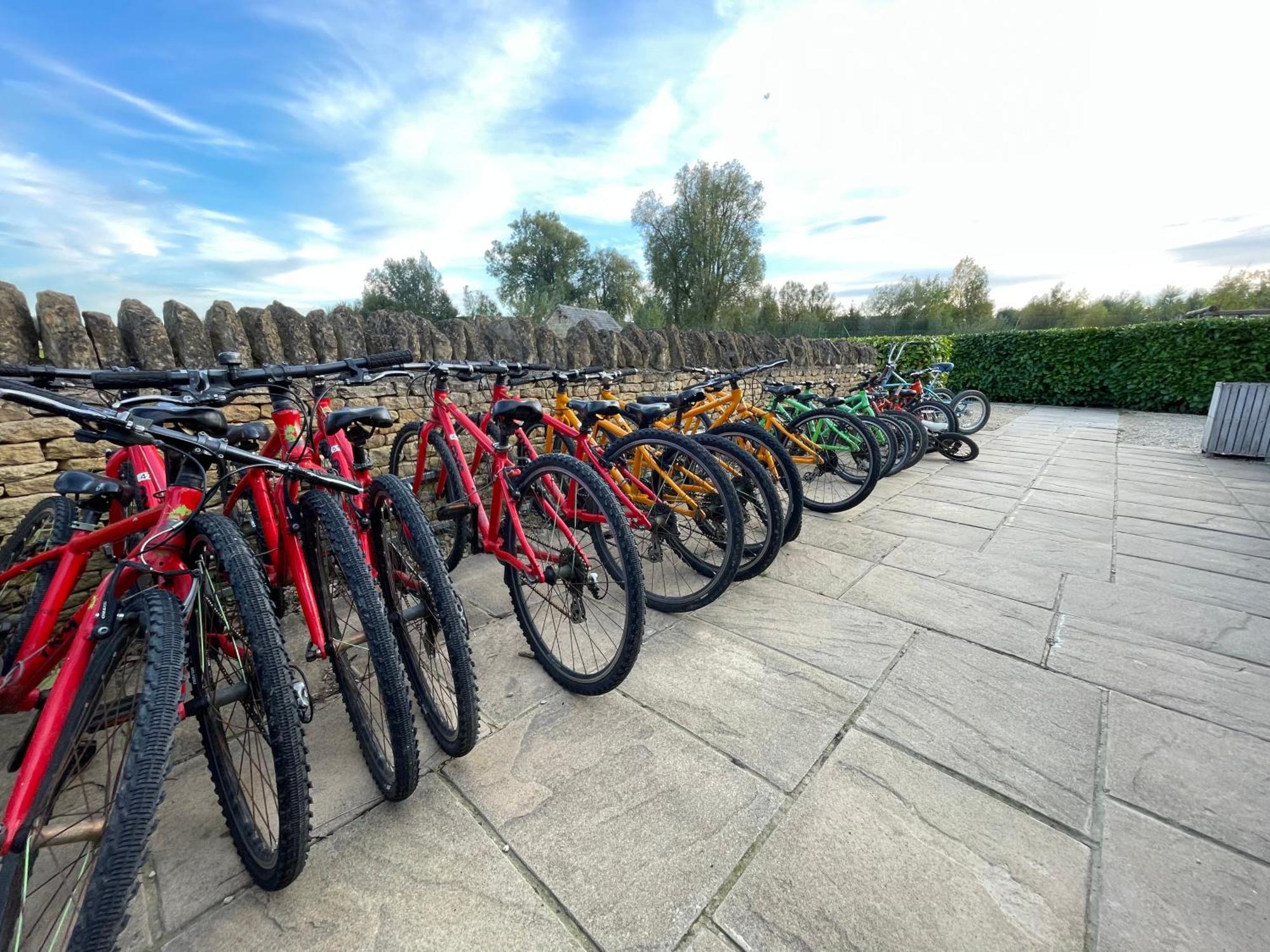 Cosy Cotswold Lodge By Your Home Here - Summer Sale For 3 Plus Nights - Ideal For Families With Log-Burner, Spa, Private Parking And Heated Swimming Pools Ashton Keynes Eksteriør billede