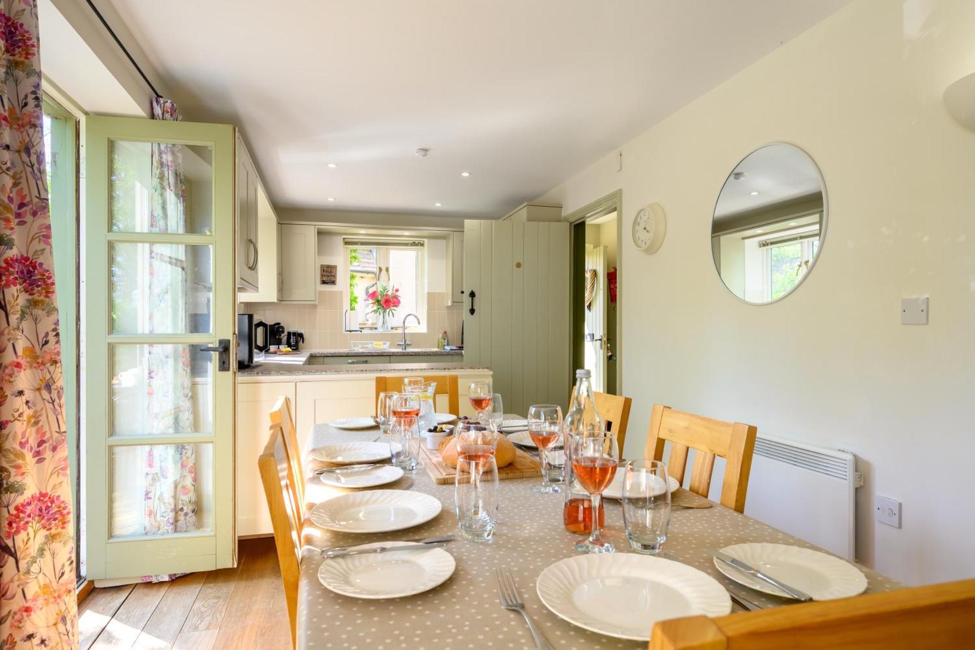 Cosy Cotswold Lodge By Your Home Here - Summer Sale For 3 Plus Nights - Ideal For Families With Log-Burner, Spa, Private Parking And Heated Swimming Pools Ashton Keynes Eksteriør billede