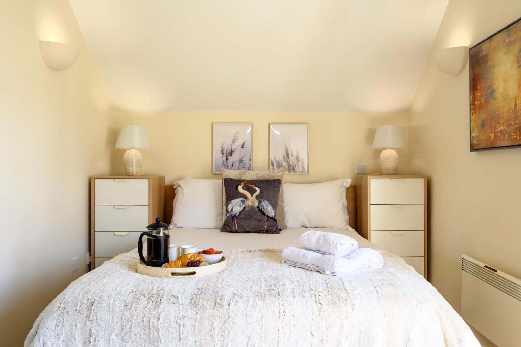 Cosy Cotswold Lodge By Your Home Here - Summer Sale For 3 Plus Nights - Ideal For Families With Log-Burner, Spa, Private Parking And Heated Swimming Pools Ashton Keynes Eksteriør billede