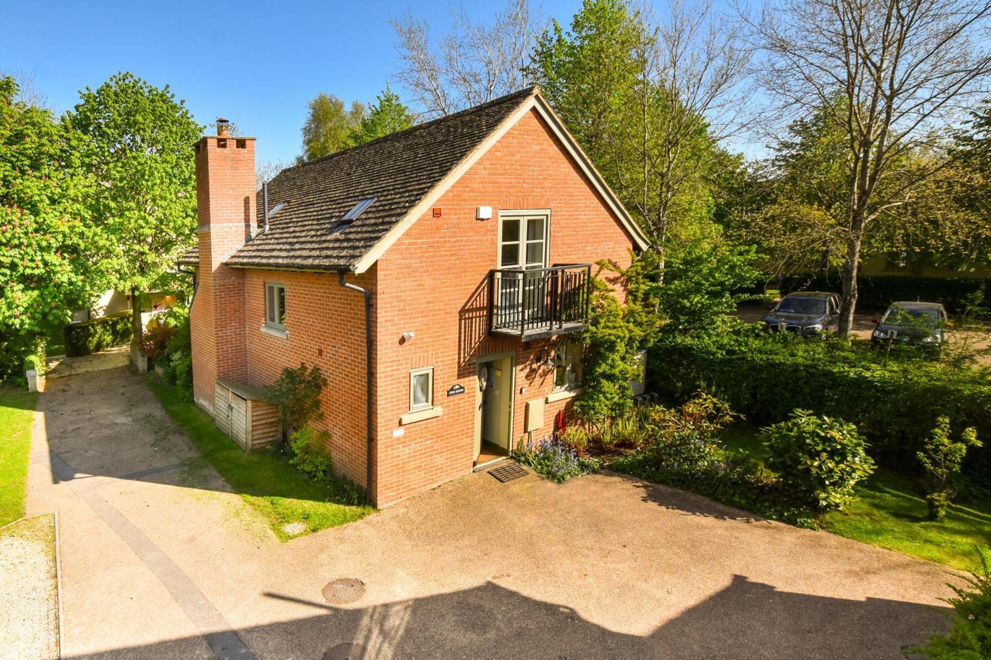 Cosy Cotswold Lodge By Your Home Here - Summer Sale For 3 Plus Nights - Ideal For Families With Log-Burner, Spa, Private Parking And Heated Swimming Pools Ashton Keynes Eksteriør billede