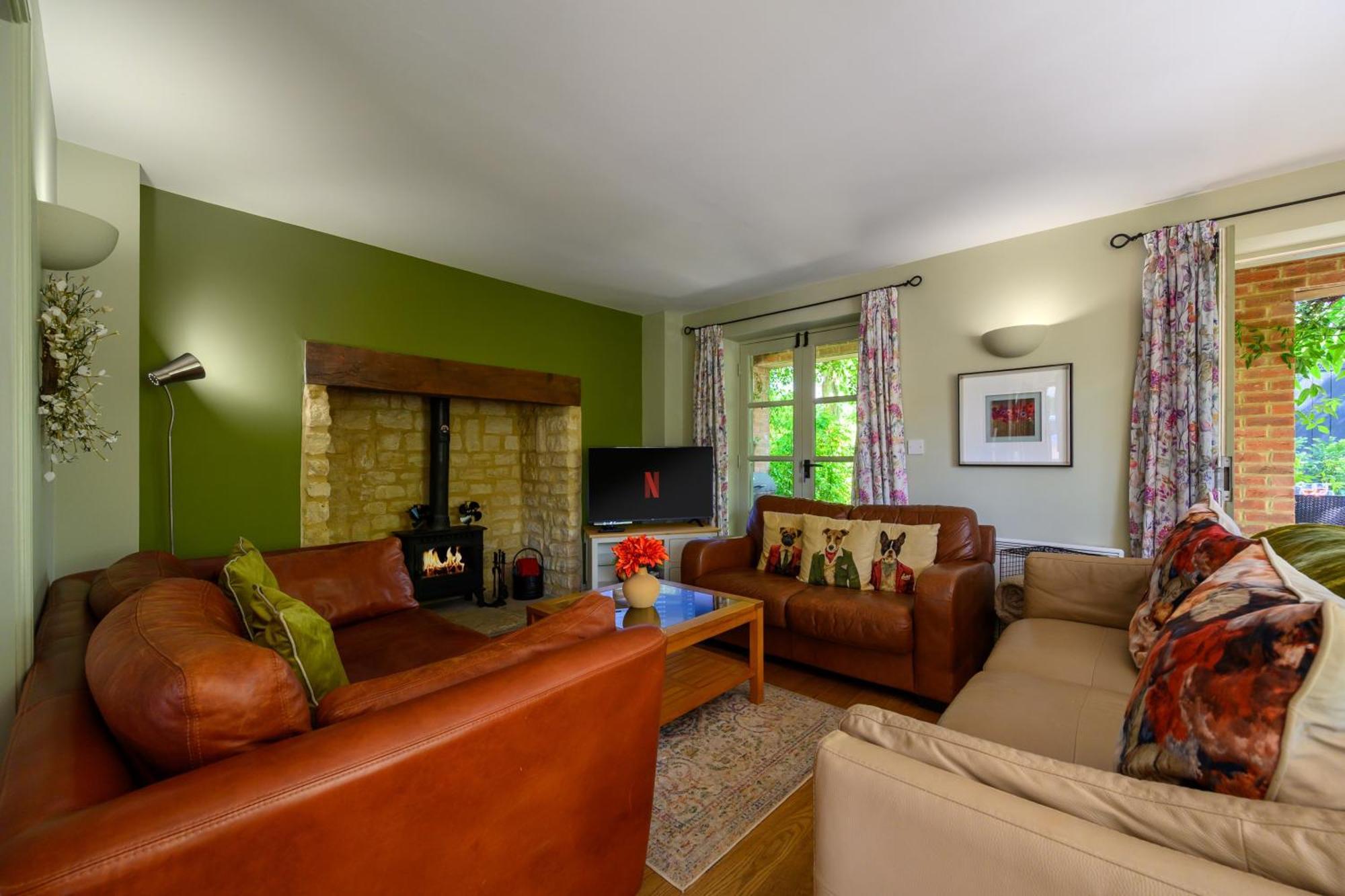 Cosy Cotswold Lodge By Your Home Here - Summer Sale For 3 Plus Nights - Ideal For Families With Log-Burner, Spa, Private Parking And Heated Swimming Pools Ashton Keynes Eksteriør billede
