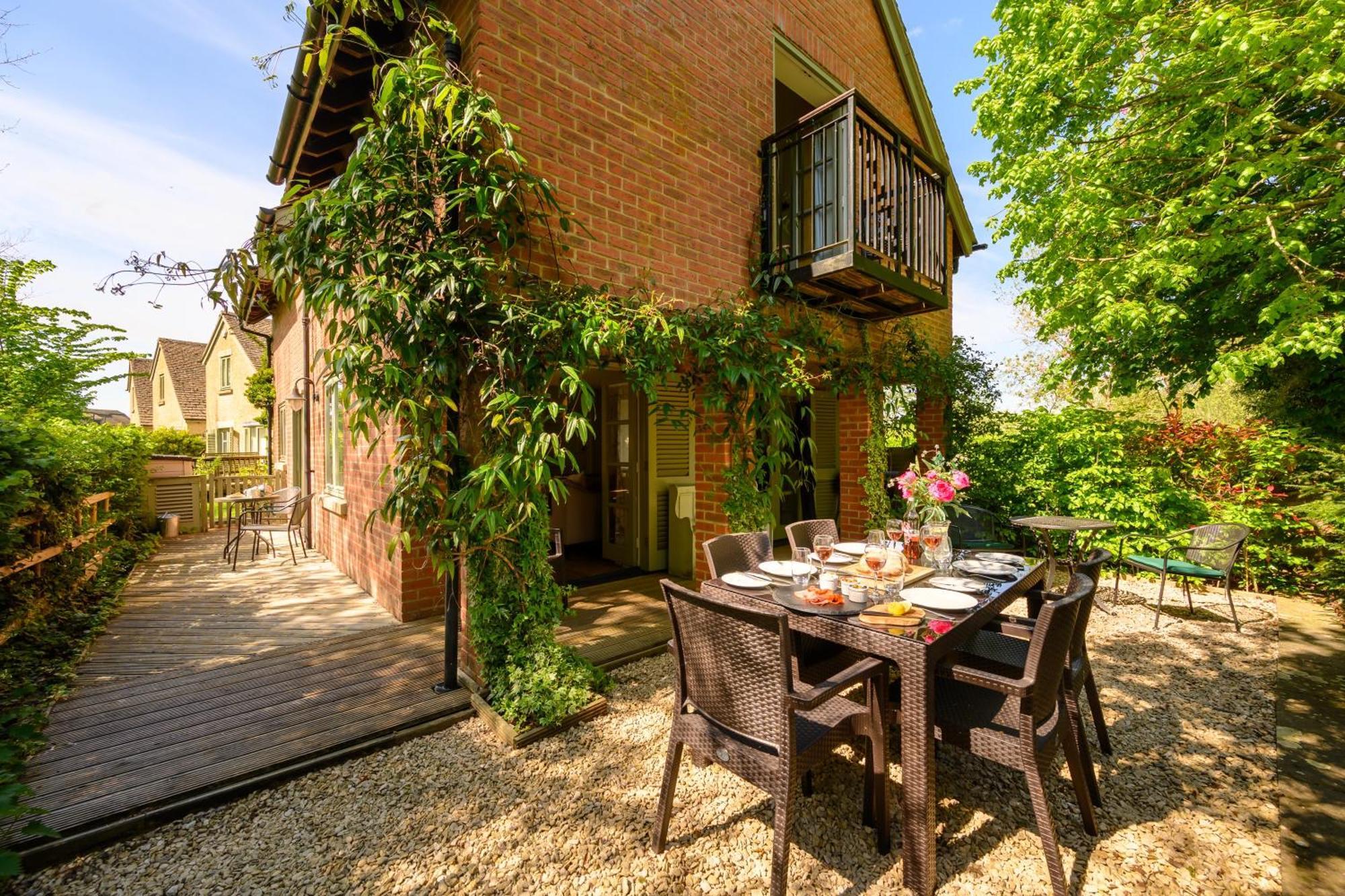 Cosy Cotswold Lodge By Your Home Here - Summer Sale For 3 Plus Nights - Ideal For Families With Log-Burner, Spa, Private Parking And Heated Swimming Pools Ashton Keynes Eksteriør billede