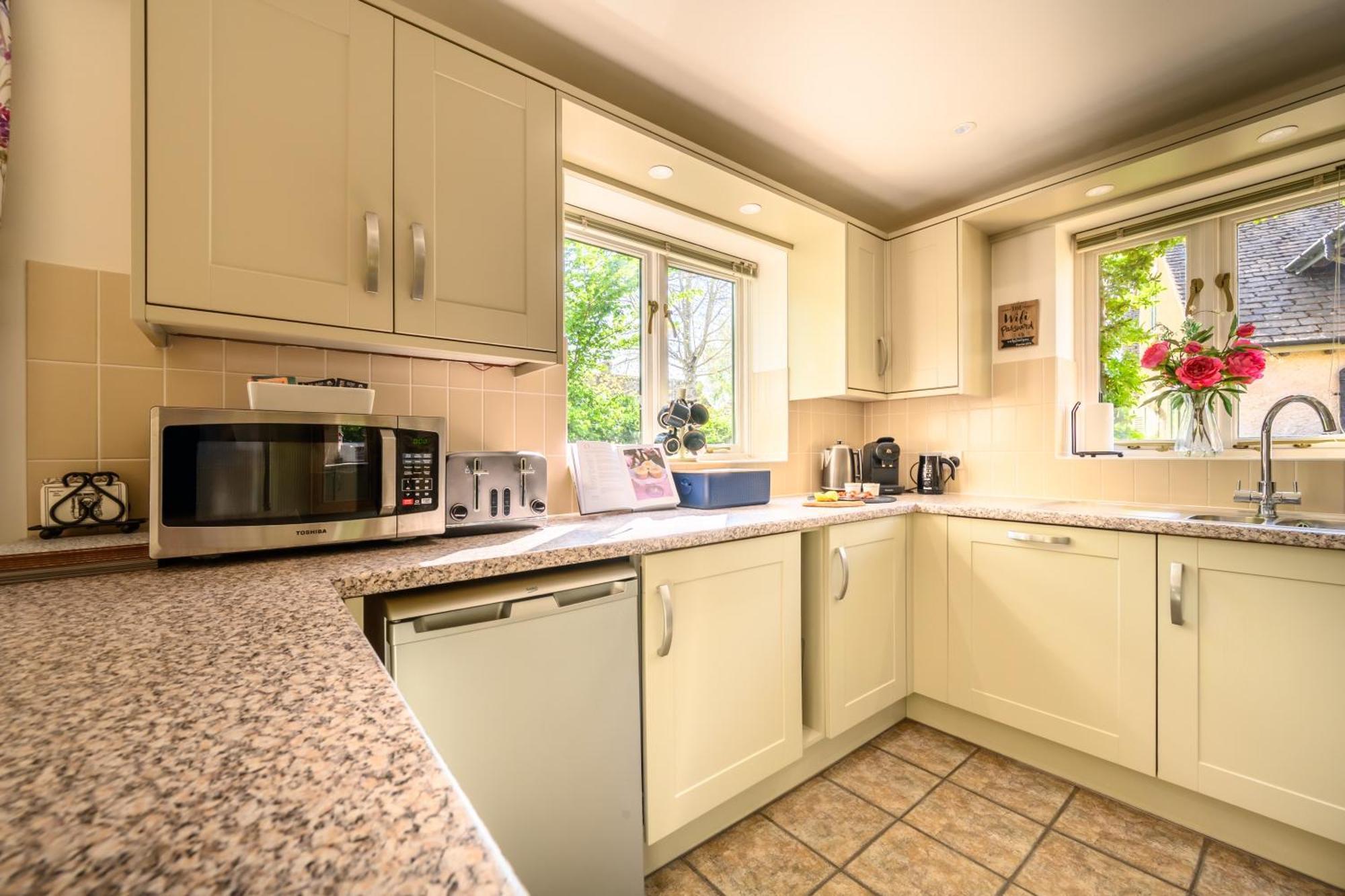 Cosy Cotswold Lodge By Your Home Here - Summer Sale For 3 Plus Nights - Ideal For Families With Log-Burner, Spa, Private Parking And Heated Swimming Pools Ashton Keynes Eksteriør billede