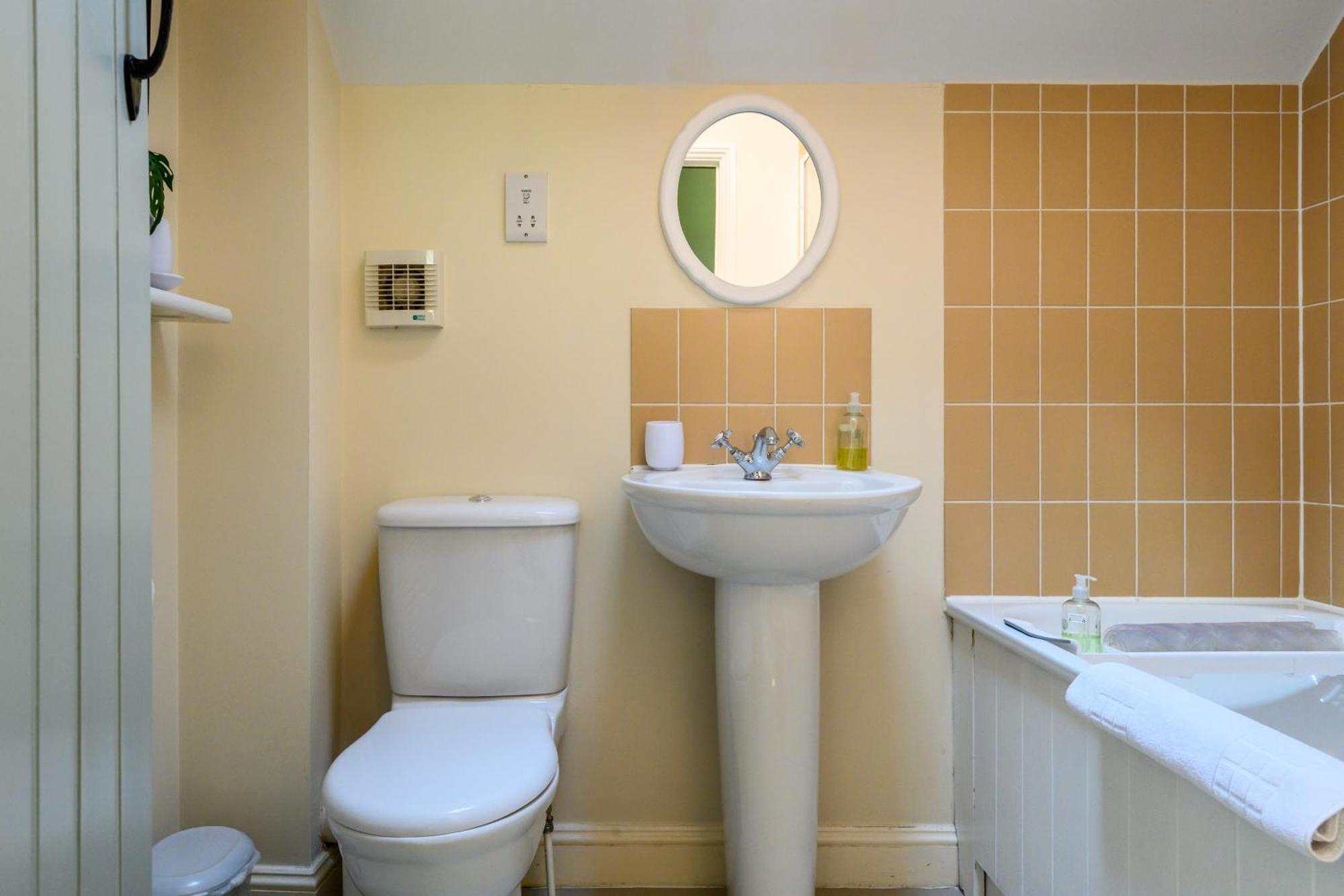 Cosy Cotswold Lodge By Your Home Here - Summer Sale For 3 Plus Nights - Ideal For Families With Log-Burner, Spa, Private Parking And Heated Swimming Pools Ashton Keynes Eksteriør billede