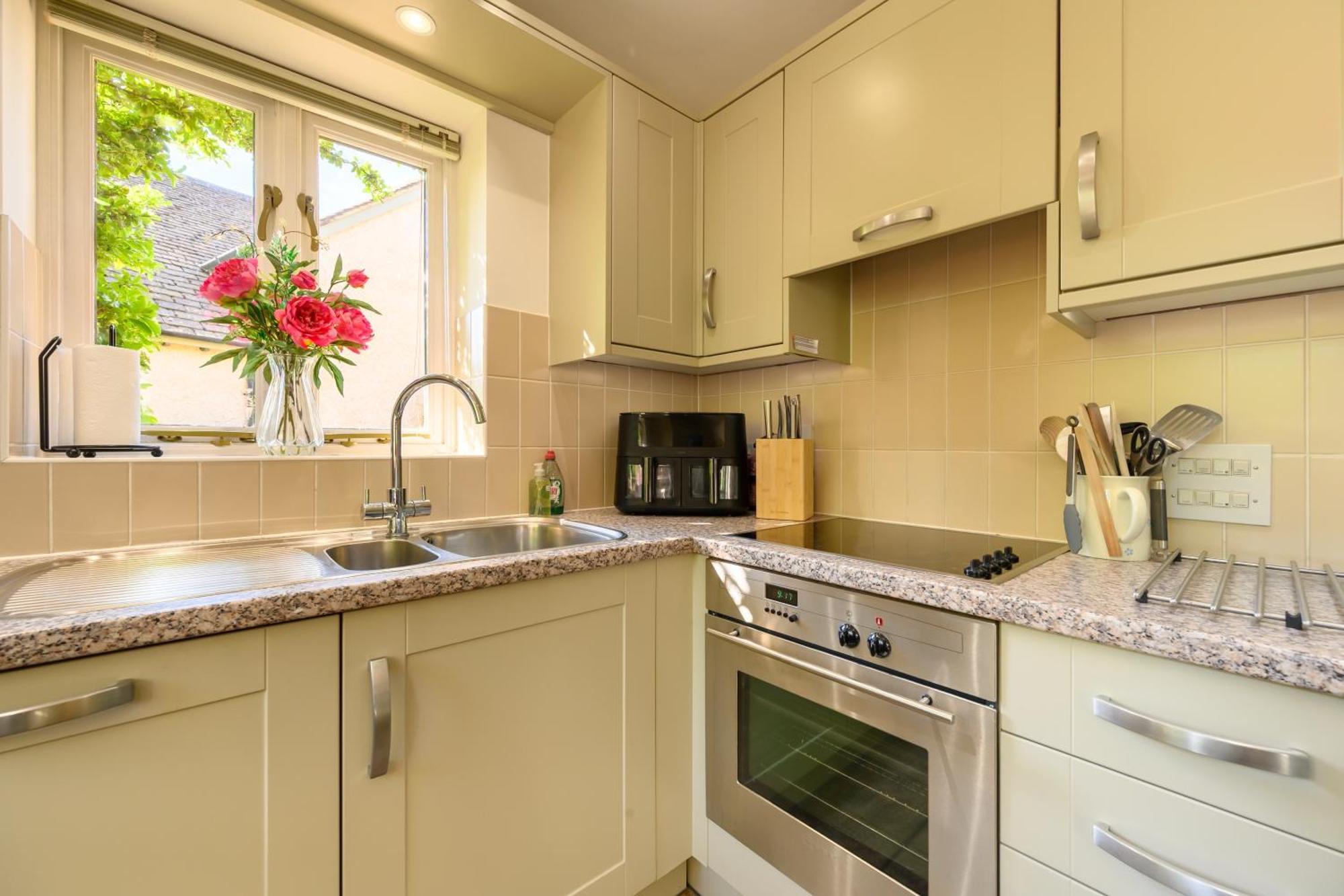 Cosy Cotswold Lodge By Your Home Here - Summer Sale For 3 Plus Nights - Ideal For Families With Log-Burner, Spa, Private Parking And Heated Swimming Pools Ashton Keynes Eksteriør billede