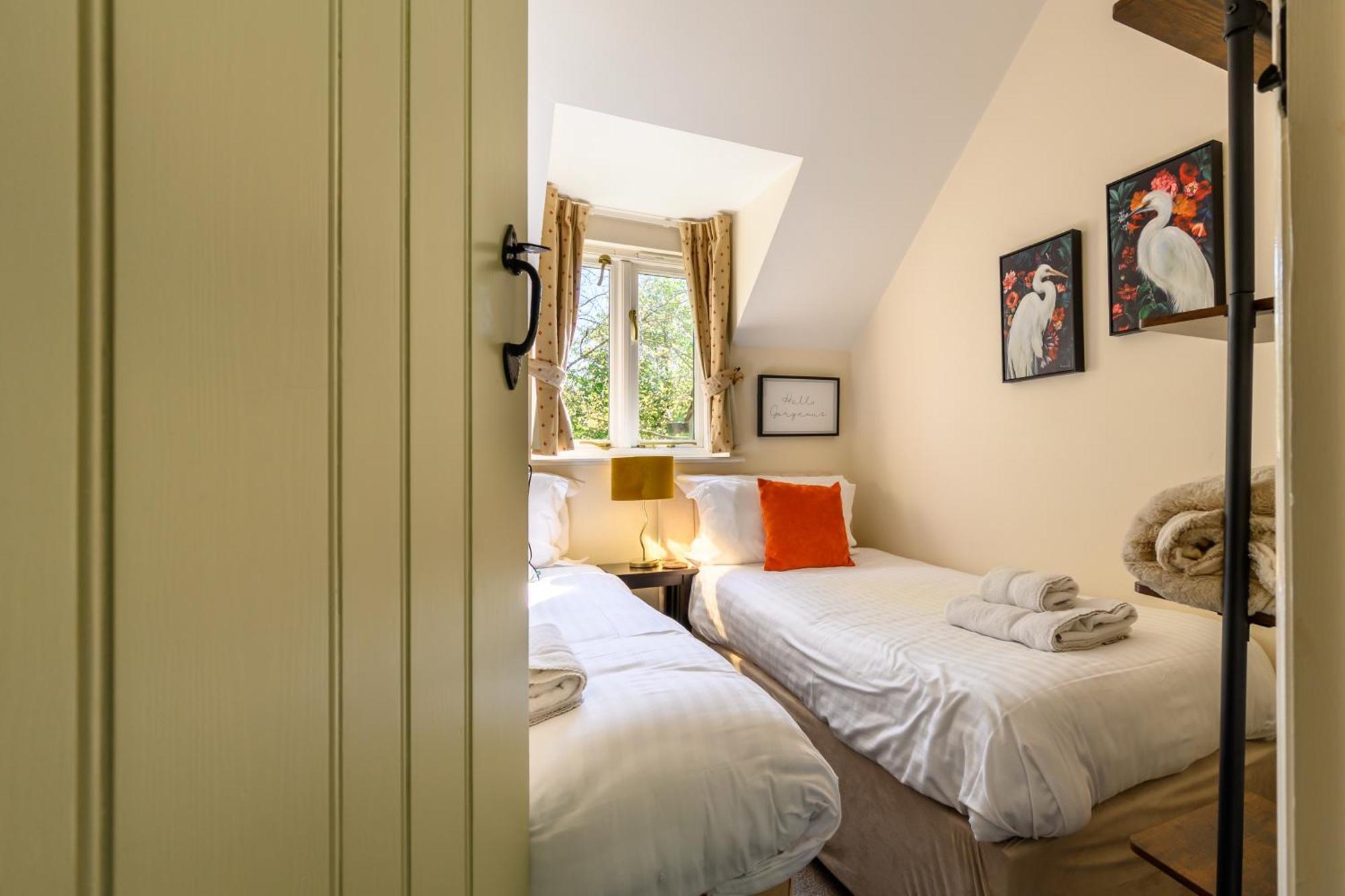 Cosy Cotswold Lodge By Your Home Here - Summer Sale For 3 Plus Nights - Ideal For Families With Log-Burner, Spa, Private Parking And Heated Swimming Pools Ashton Keynes Eksteriør billede